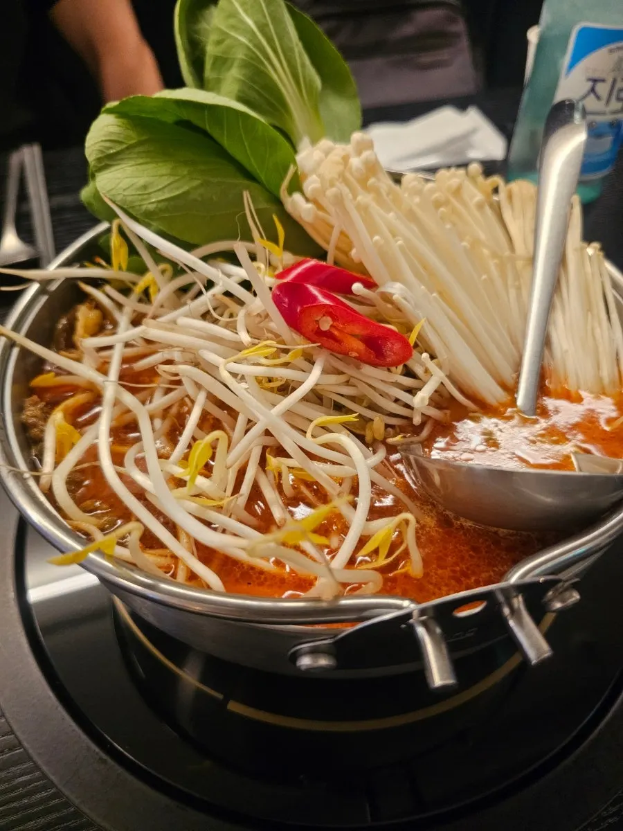 마라차돌짬뽕탕 국물과 건더기 클로즈업