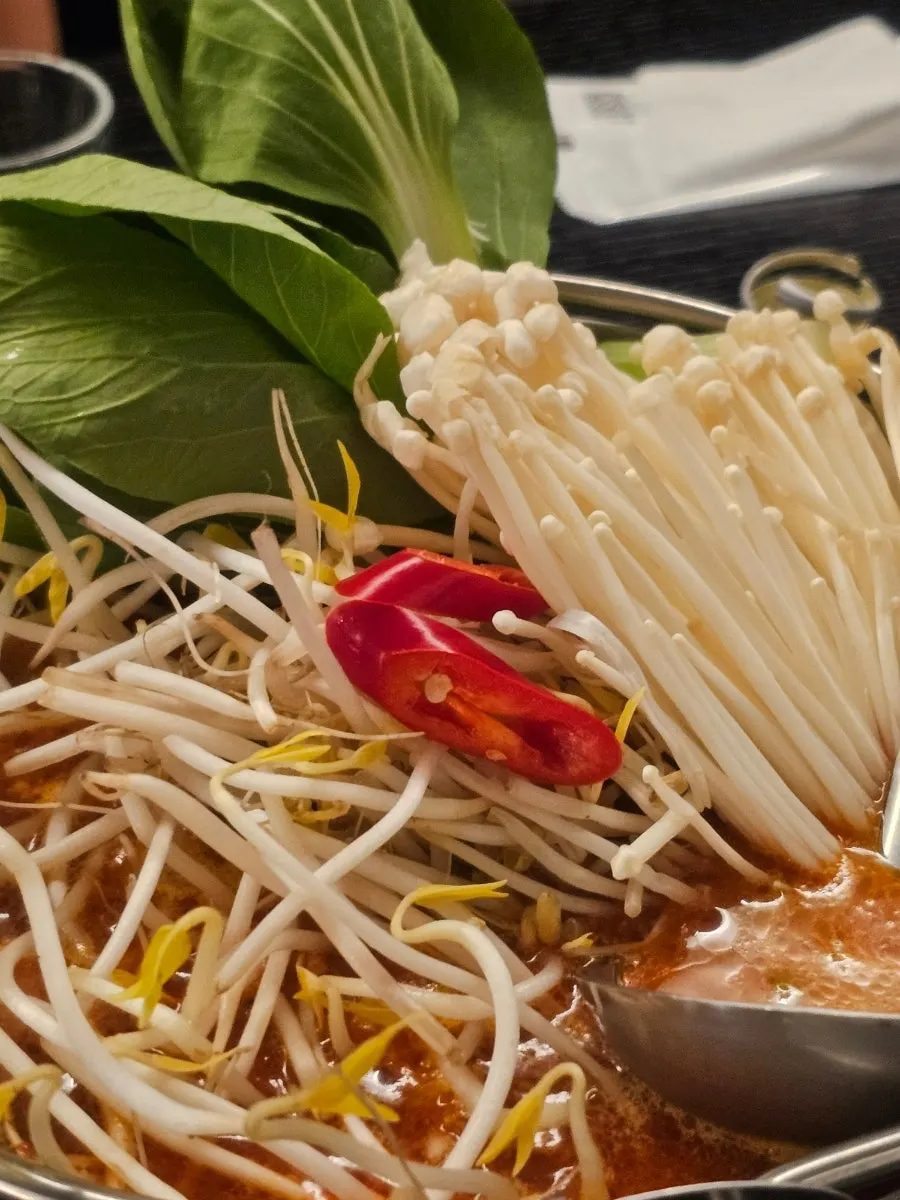 청경채와 팽이버섯이 올라간 마라차돌짬뽕탕