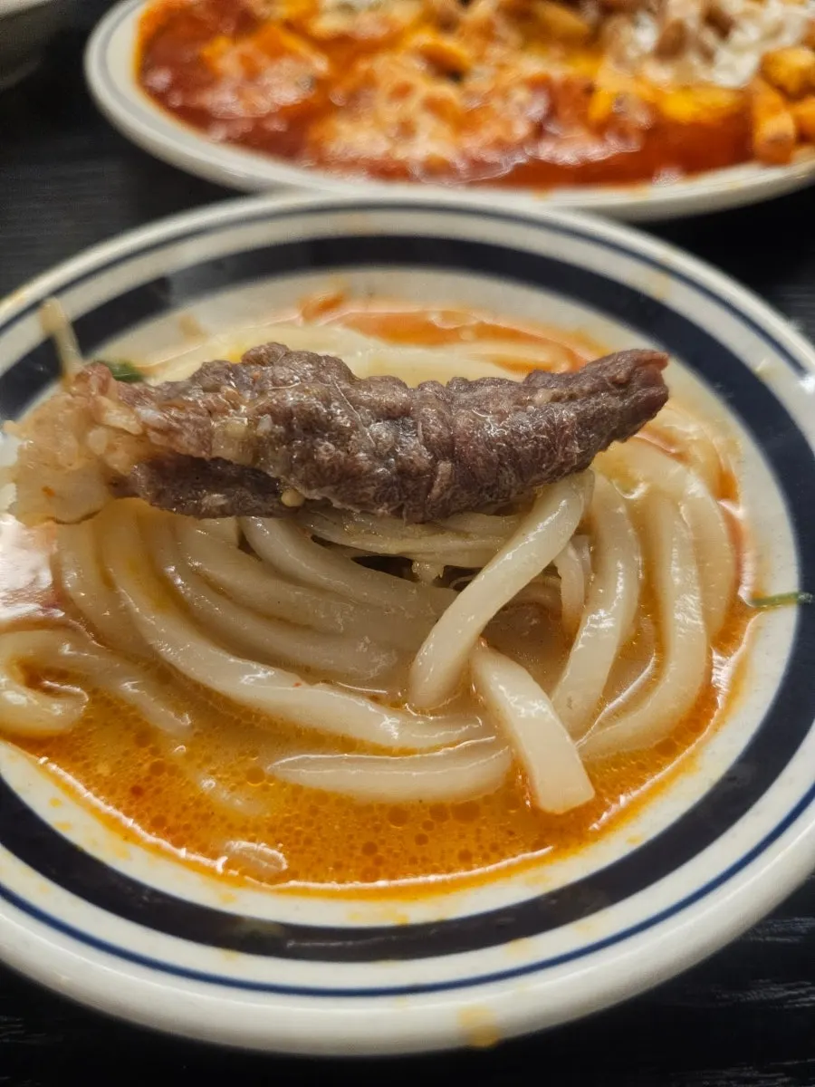 마라차돌짬뽕탕 우동사리 건져 올린 모습