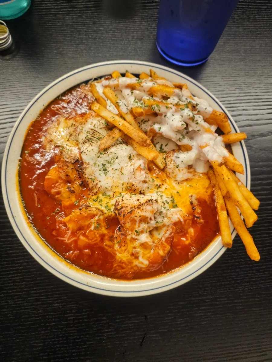 모짜렐라치즈를 올린 모짜렐라칠리새우 한 접시