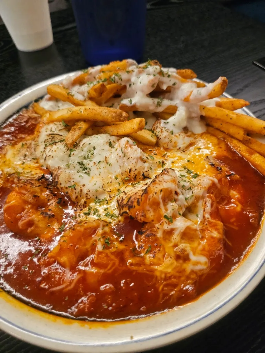 핫칠리소스와 새우, 감자튀김이 담긴 모짜렐라칠리새우