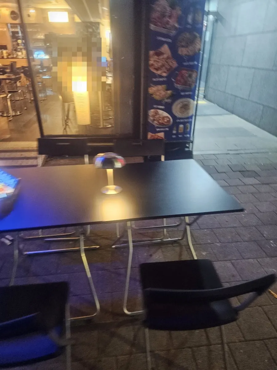 조명 아래 바차 정자점 테이블 마무리 모습