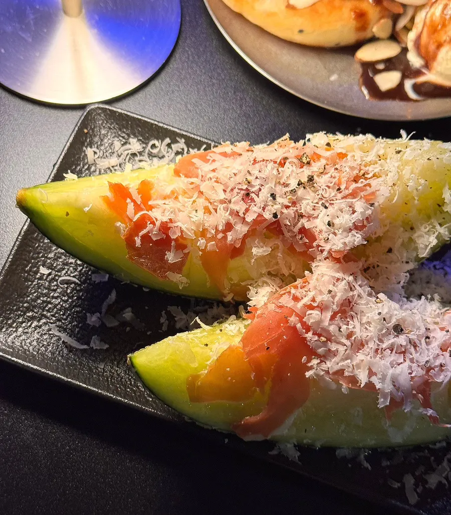 단짠 조합의 멜론하몽 한 조각