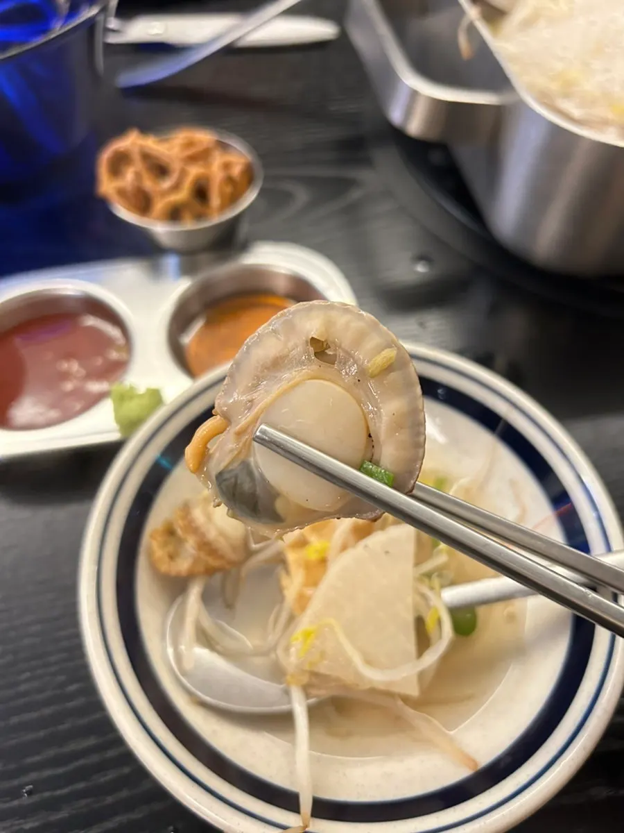 껍질 분리한 조개가 담긴 접시