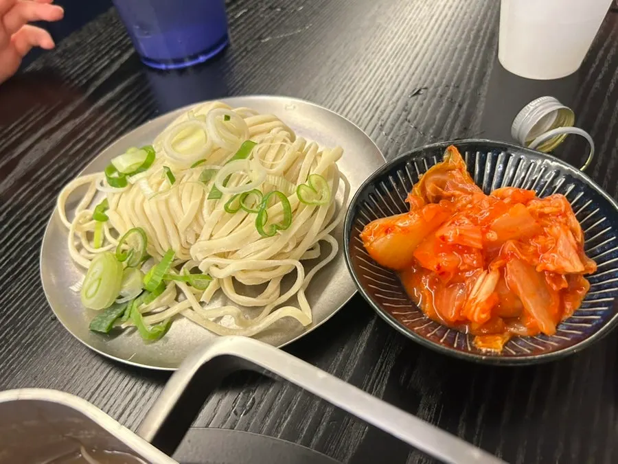 칼국수 사리와 함께 나온 김치