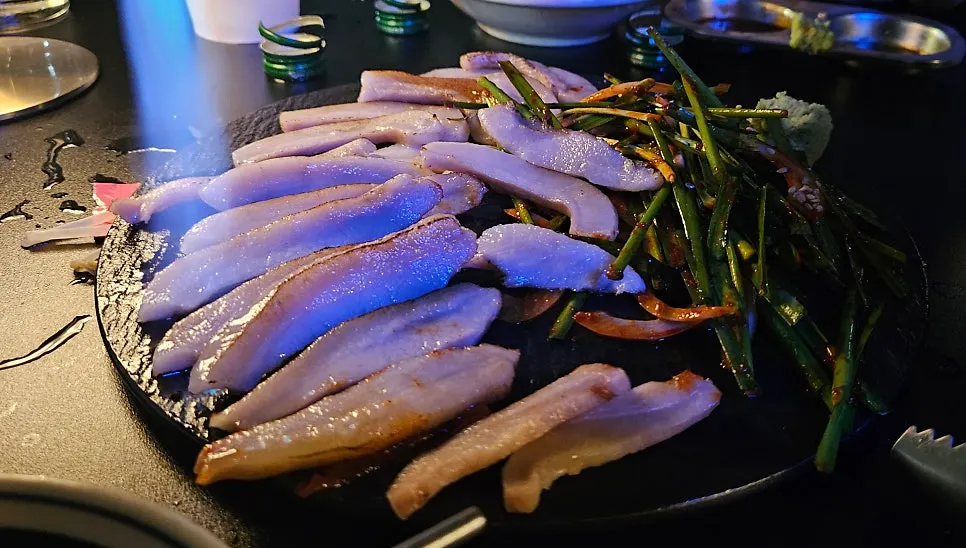 토치로 직화한 수비드 항정살 수육