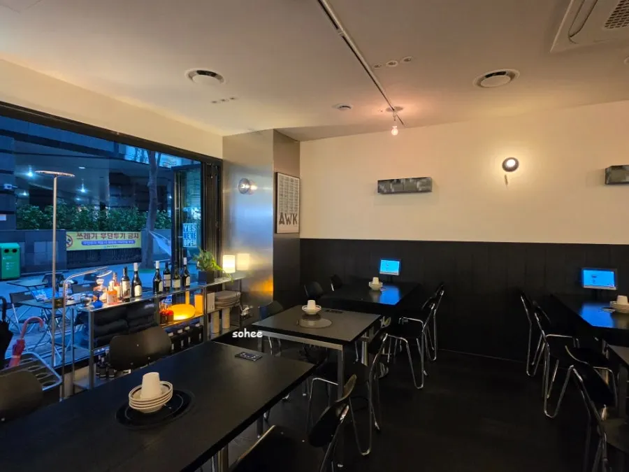 Open-terrace atmosphere at Bacha Jeongja