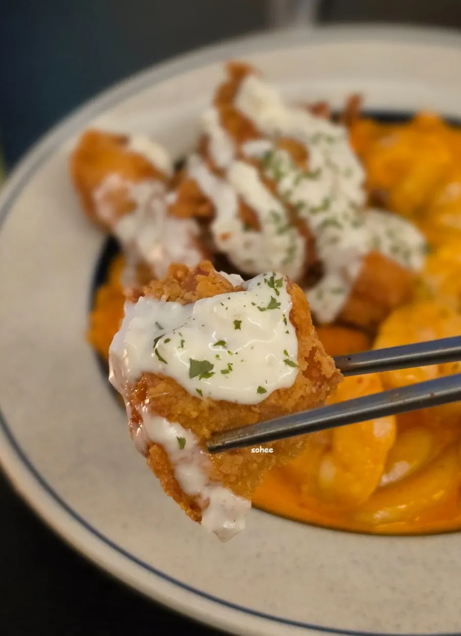 Rose tteokbokki-based rochi shrimp with a lime mojito highball