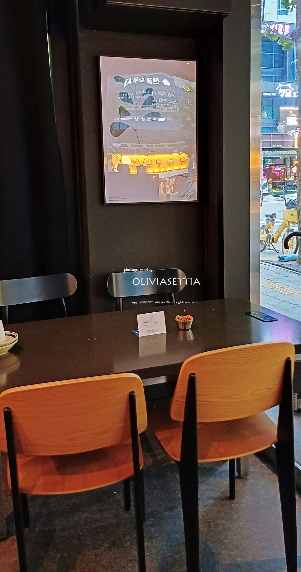 유리창 너머로 보이는 바차 판교점 내부 조명