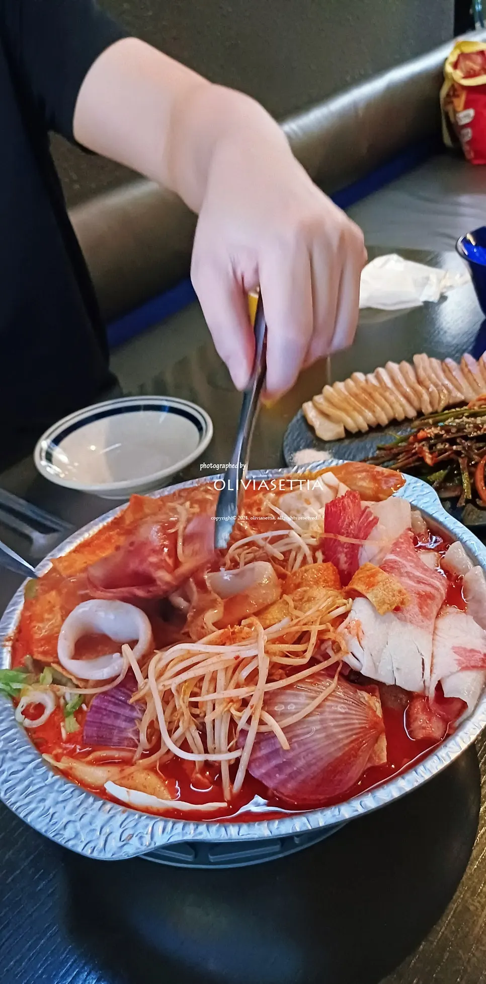 가리비 껍질 위 통오징어가 올라간 차돌해물떡찜
