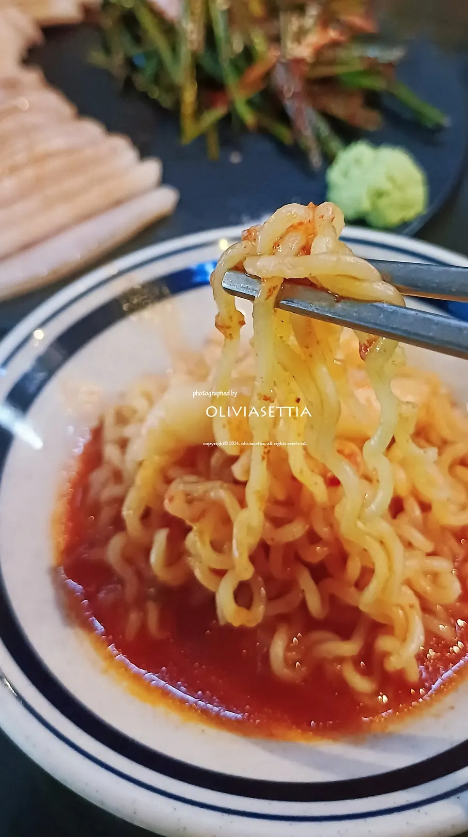 떡과 재료를 건져 담은 접시
