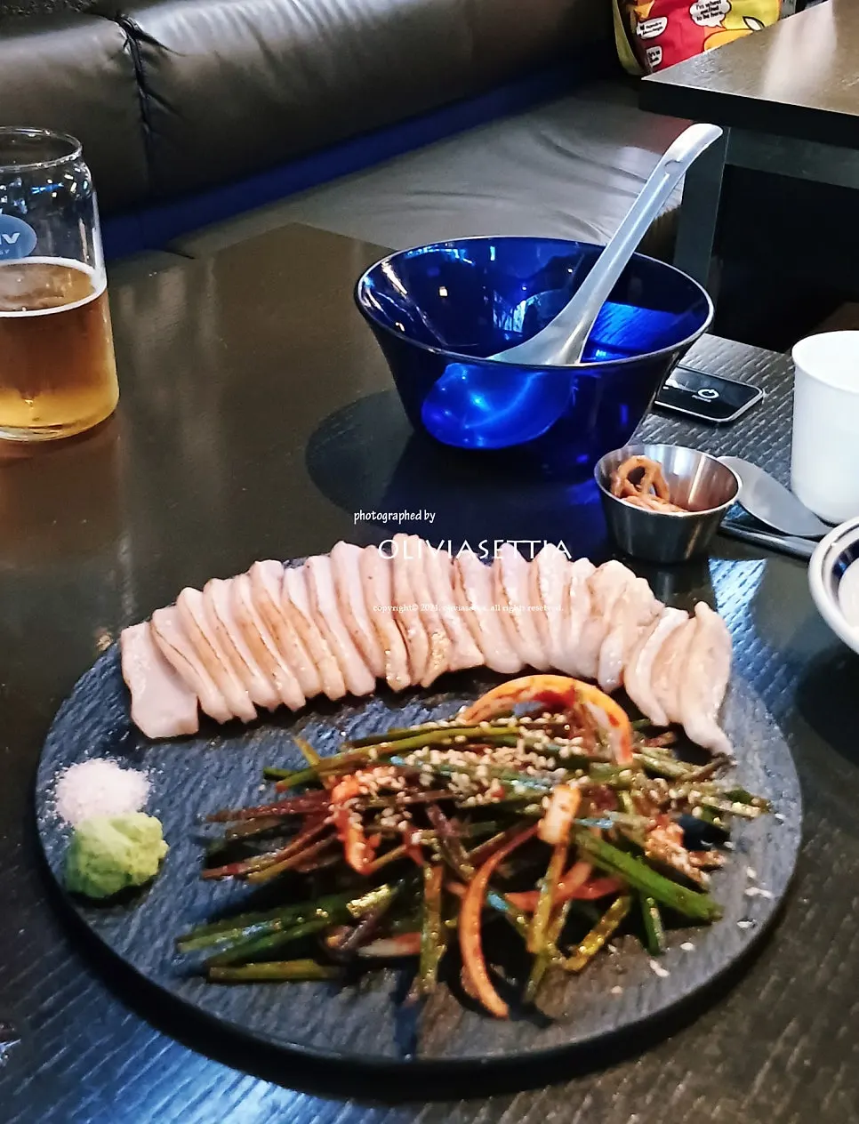 거품이 촘촘한 크림 생맥주 한 잔