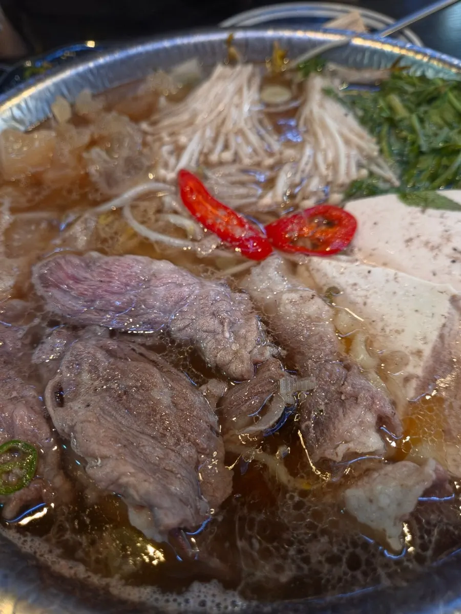 테이블 가운데 놓인 차돌스지전골