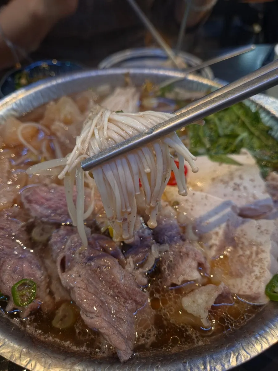 그릇에 덜어 담은 전골 건더기