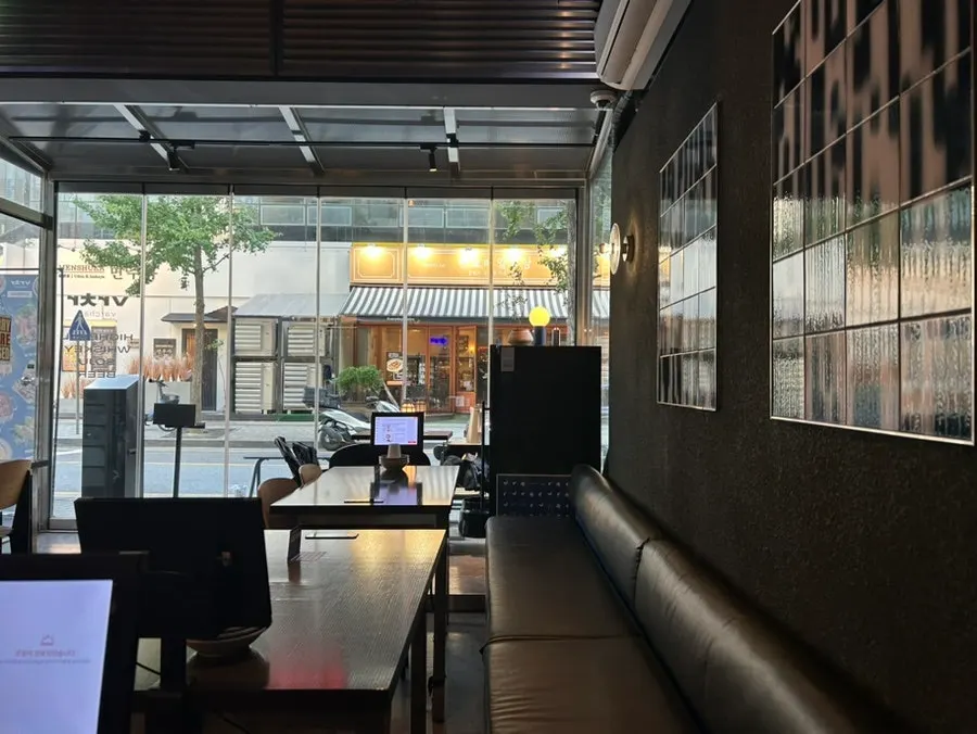 노을이 보이는 통창 쪽 좌석