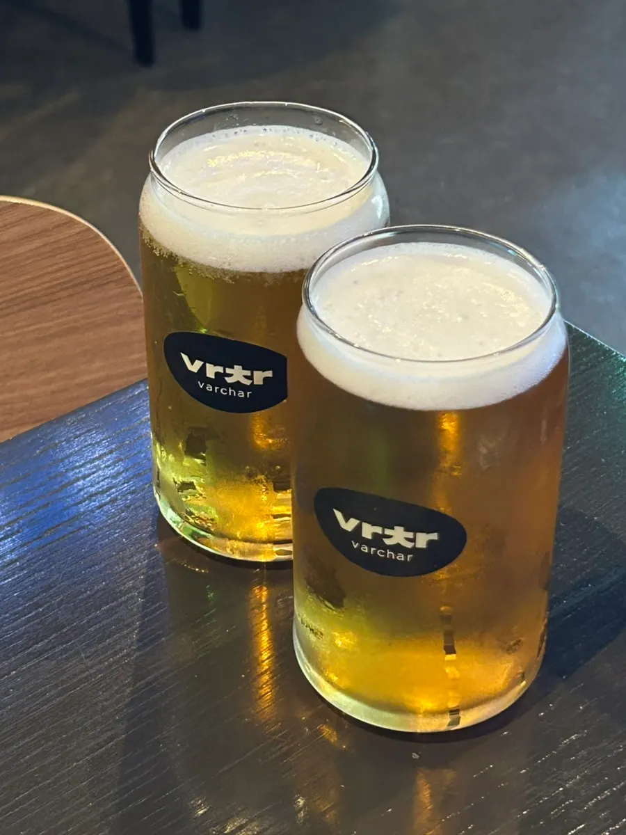 거품이 올라간 크림생맥주 한 잔