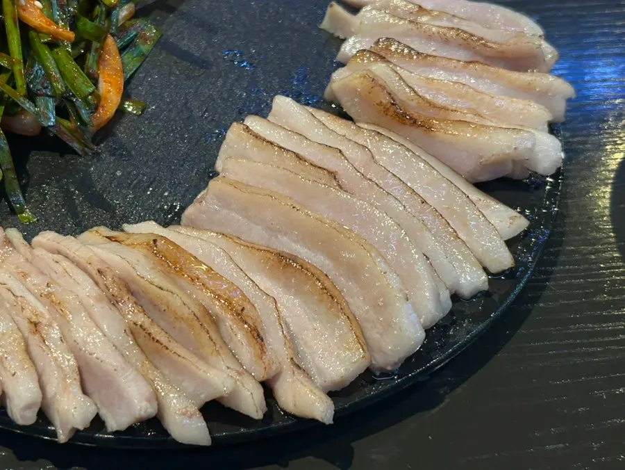부드럽게 썰린 항정수육 고기 클로즈업
