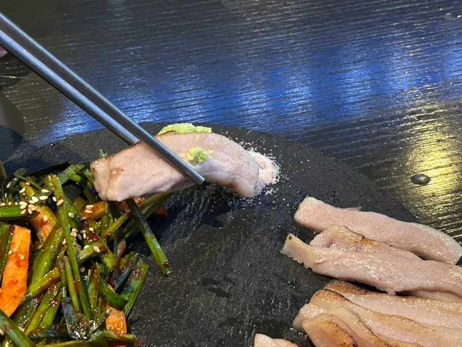 와사비에 찍은 항정수육 한 점