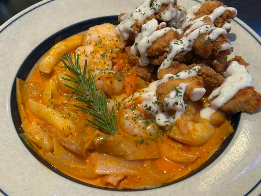 특제 로제소스에 버무려진 얇은 떡볶이