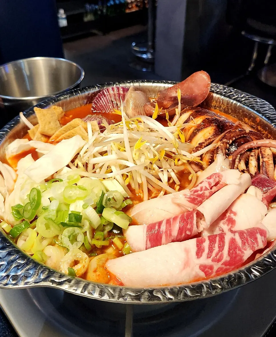 냄비 가득 담긴 즉석차돌 해물떡찜