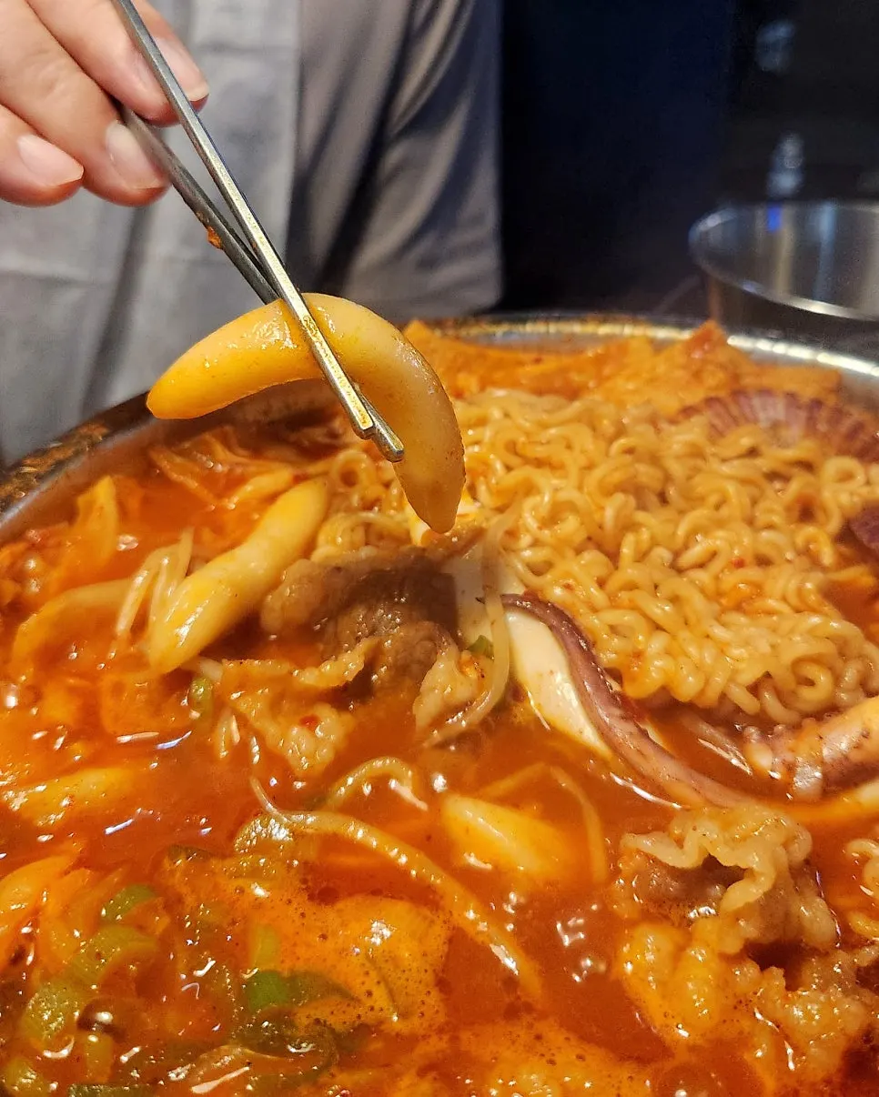 끓고 있는 즉석차돌 해물떡찜