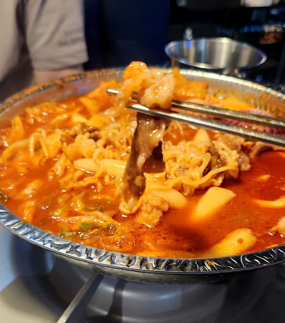 떡찜 속 차돌박이와 떡을 건져 올린 모습