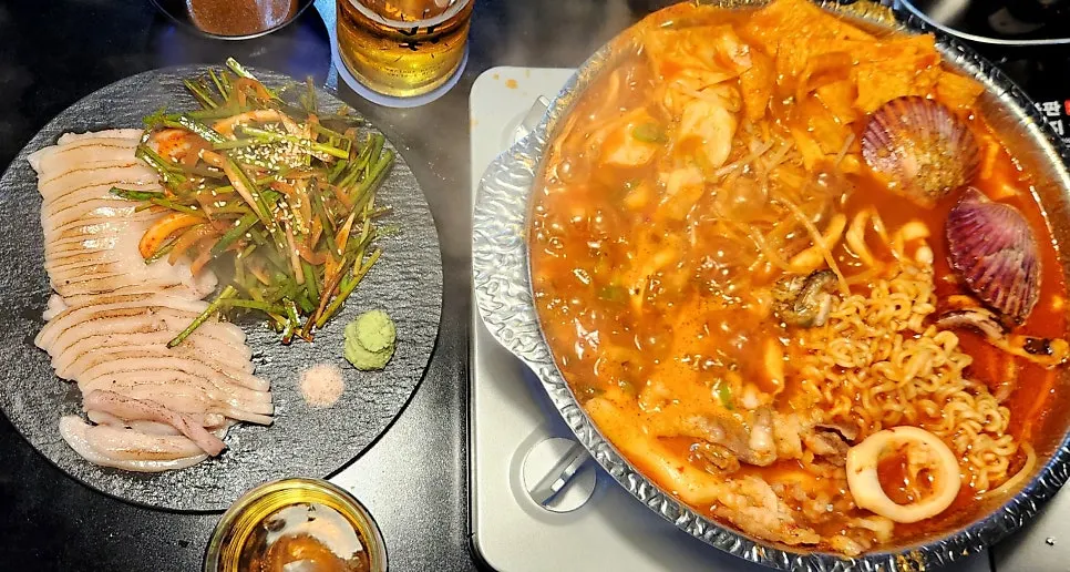 항정수육과 부추무침 한 접시