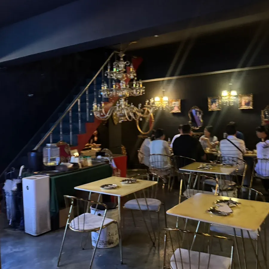 Jongno pub alley lane connecting to Ikseon-dong hanok street