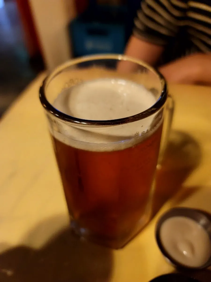 테이블 위 코젤 시나몬과 레드락 맥주