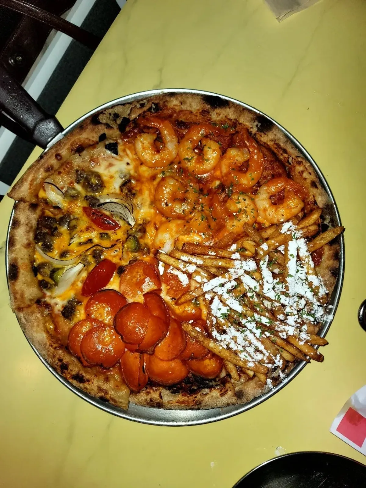 네 가지 맛이 올라간 쿼터 스트리트 피자 한 판