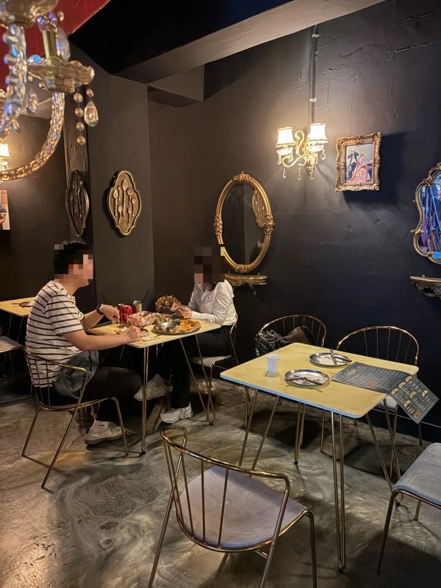 2인 테이블 위주의 백스트리트피자 좌석