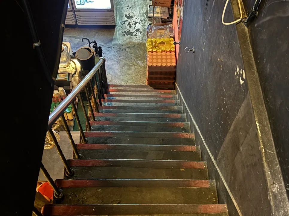 익선동 골목에 있는 백스트리트피자 간판