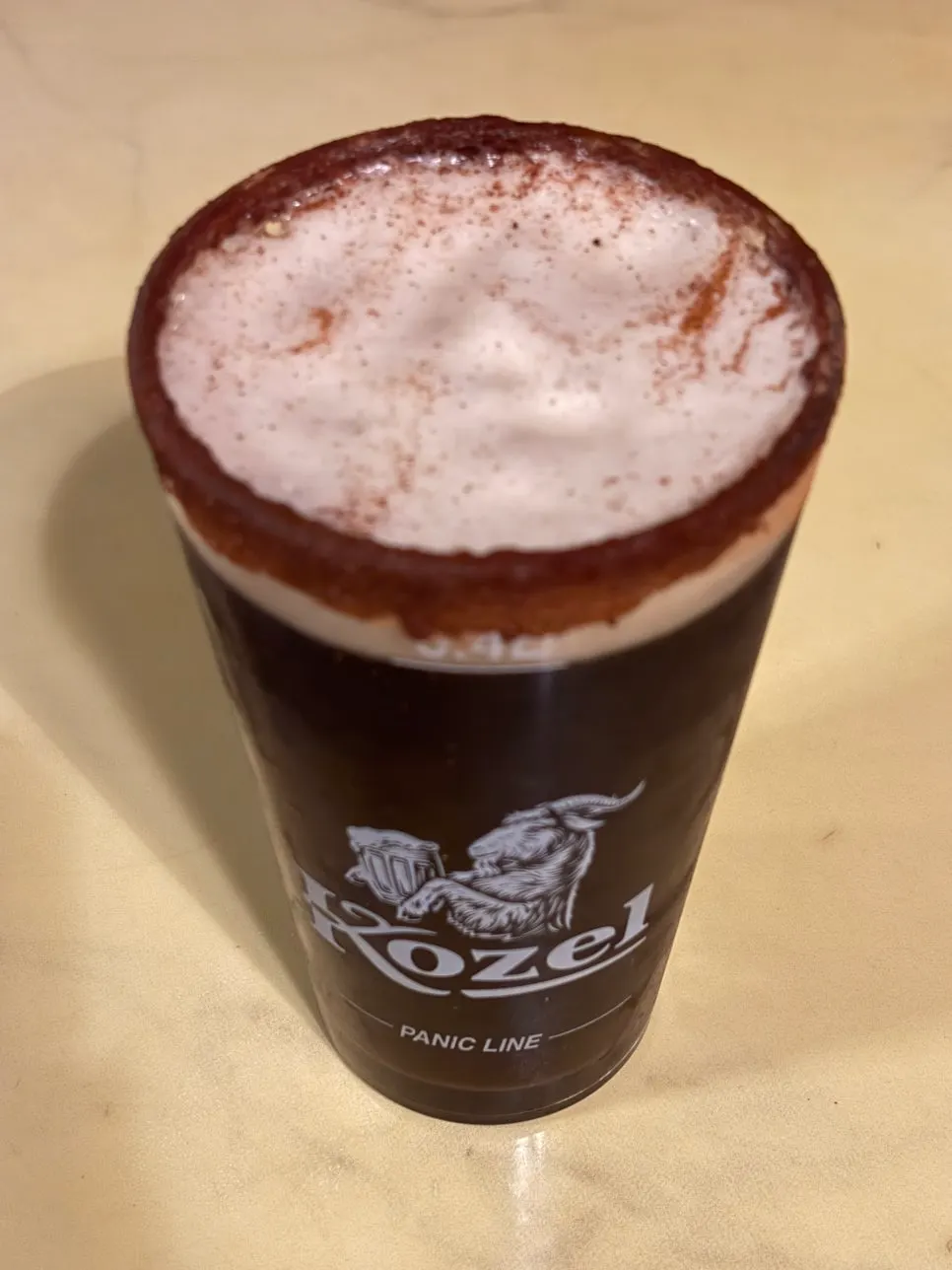 잔 테두리에 시나몬 가루를 묻힌 코젤 시나몬
