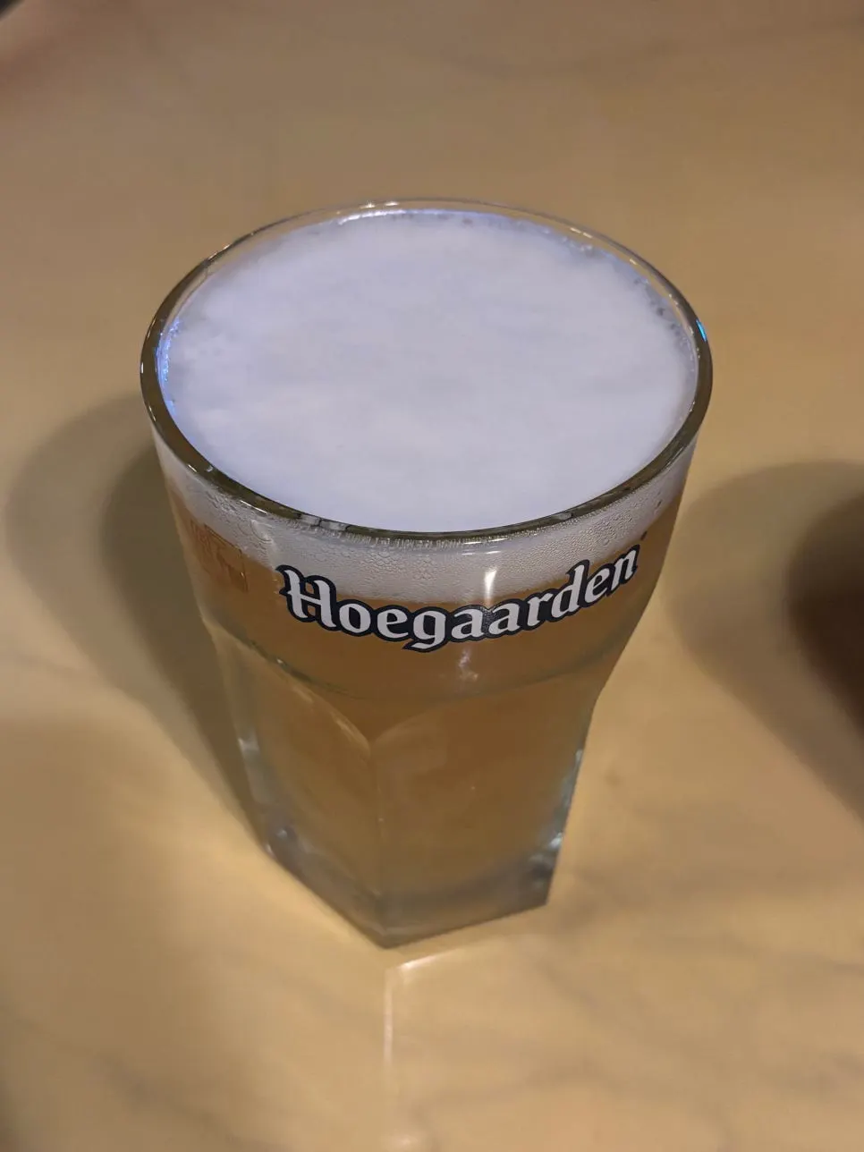 거품이 올라온 호가든 생맥주 한 잔