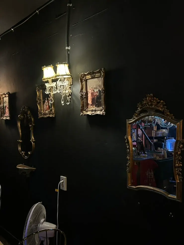 Table area with good atmosphere at Backstreet Pizza