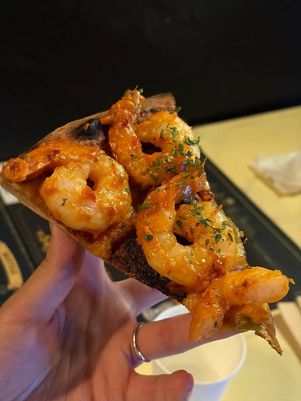 쿼터 스트리트 피자와 시원한 맥주잔