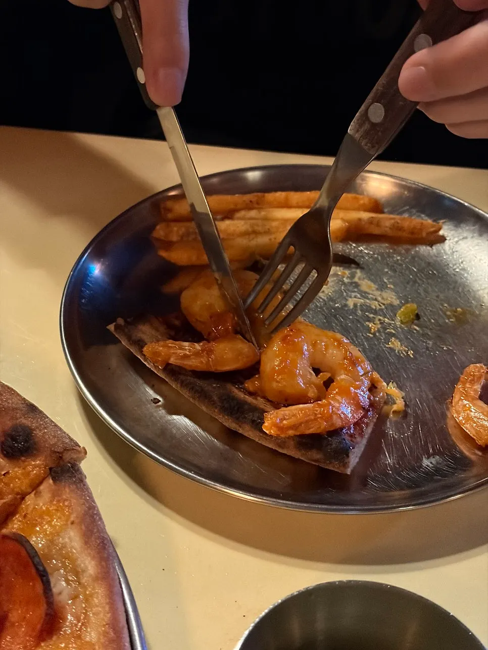 꿀 소스가 뿌려진 포테이토 킬러 조각