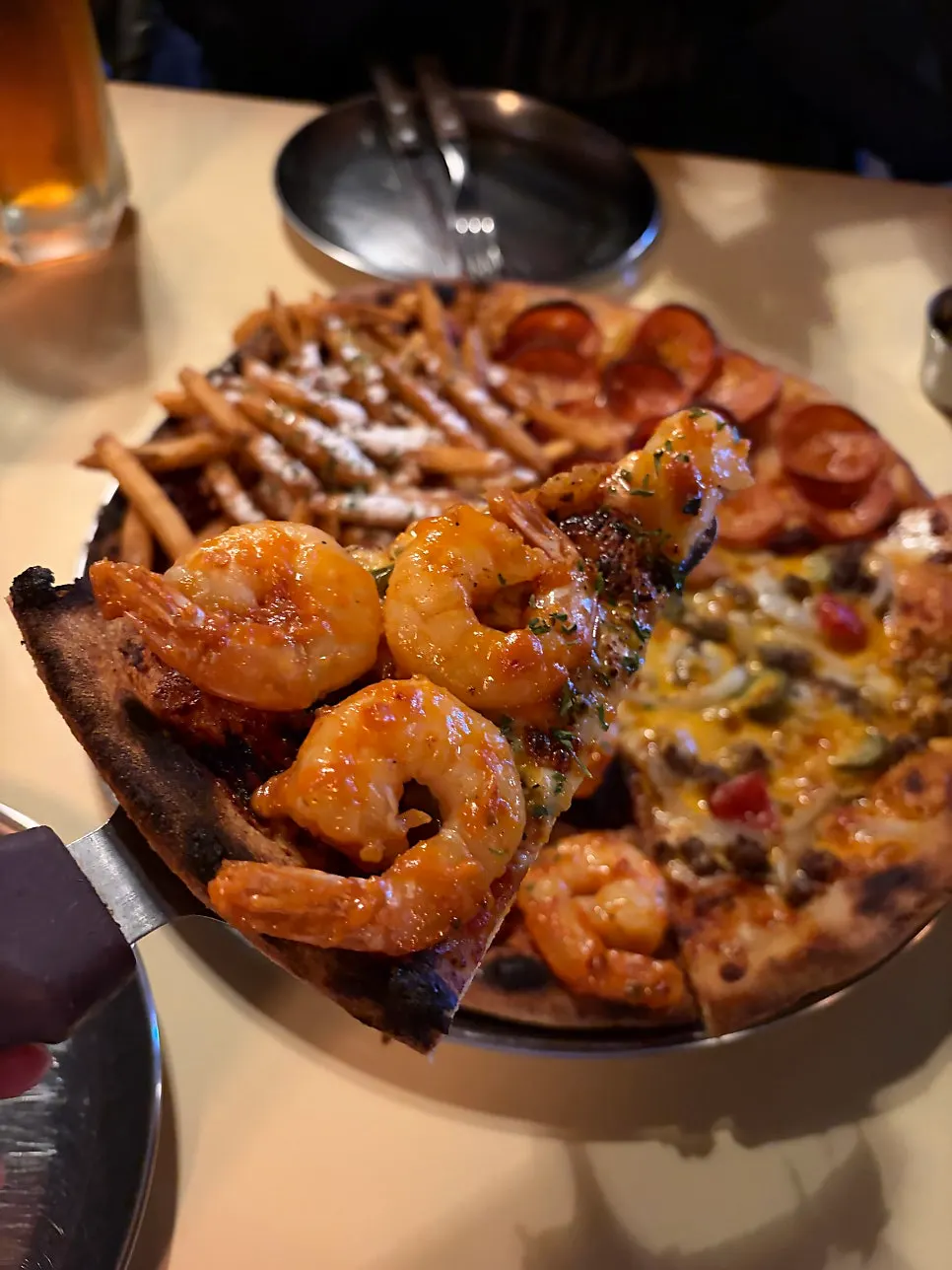 갈릭딥핑소스에 찍은 피자 도우