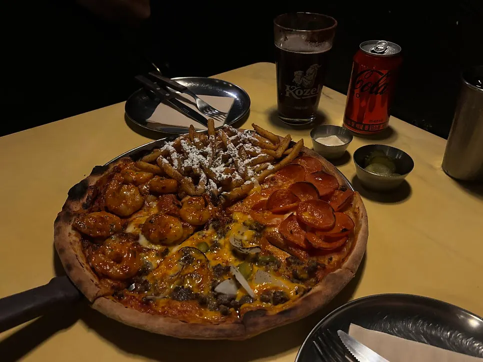 네 가지 맛이 한 판에 담긴 쿼터스트리트 레귤러