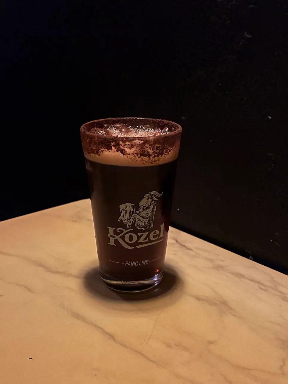 피자와 함께 놓인 레드락 맥주