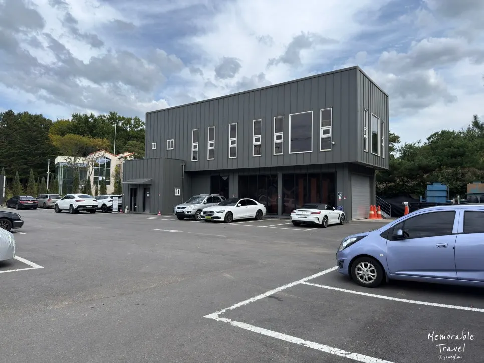 View of the Baedagol Bakery House parking lot