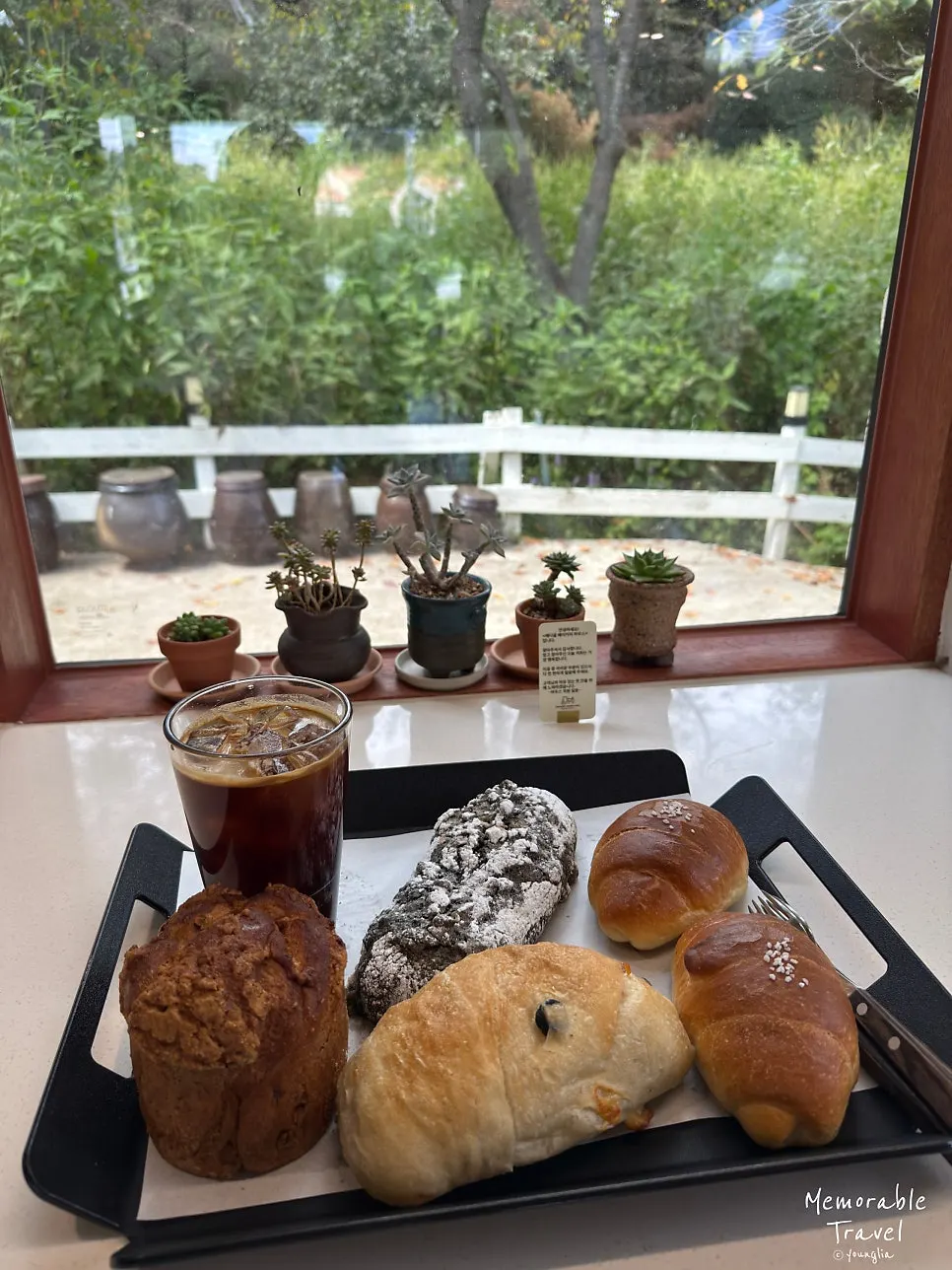 Iced Americano and bread on a 1st-floor table