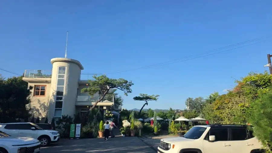 View of the large bakery café's parking lot