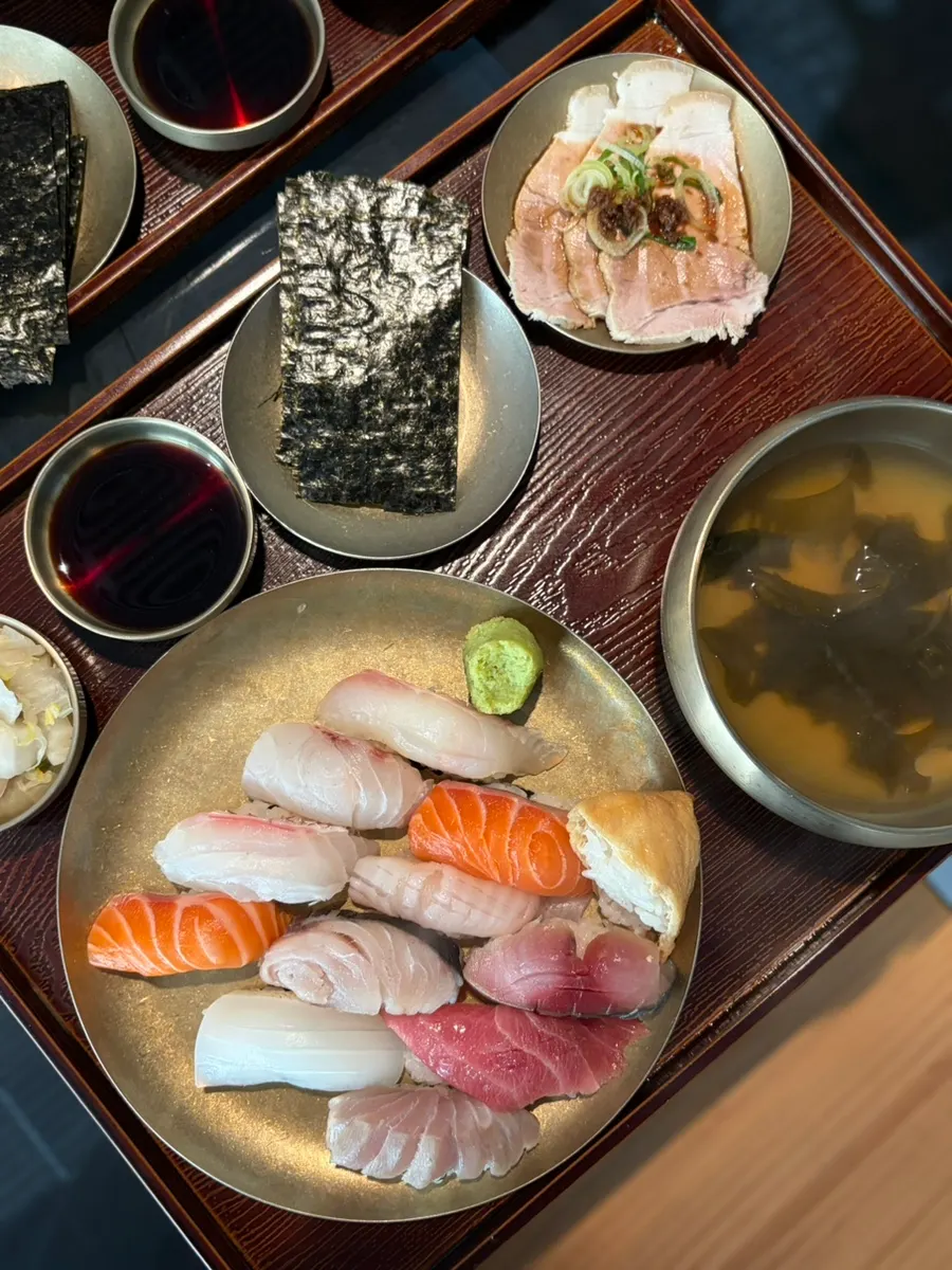 Mesa servida con los dos surtidos de sushi