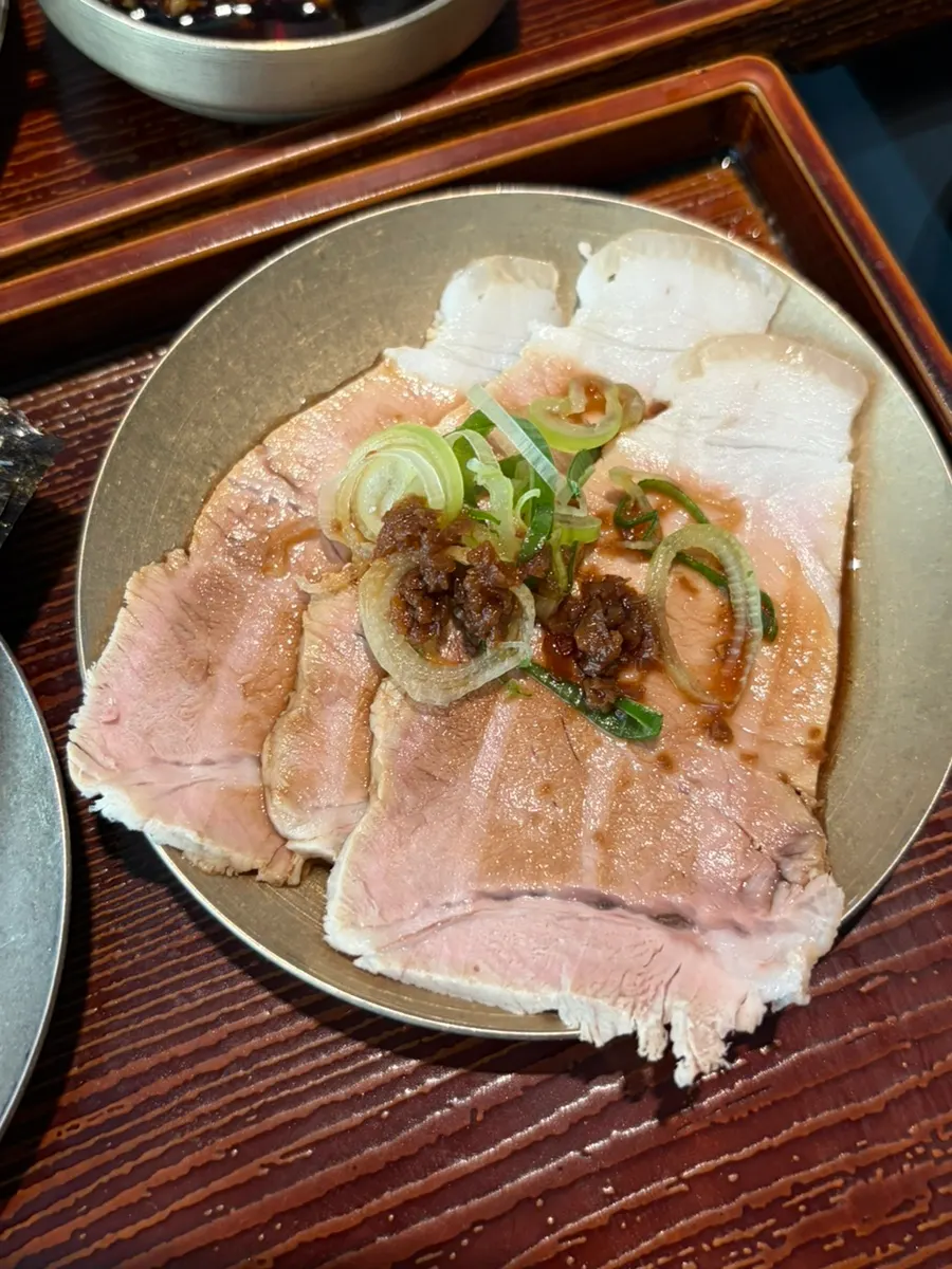 Jeyuk frío servido como acompañamiento del almuerzo especial
