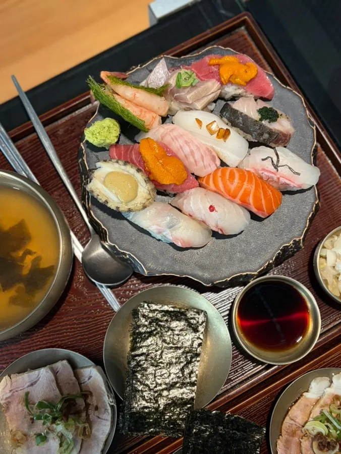 Sushi madurado del mar con gruesas láminas de sashimi