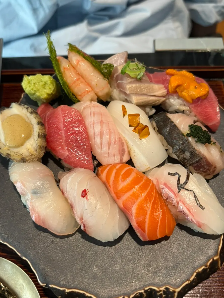Surtido de sushi Chef's Choice especial con presentación vistosa