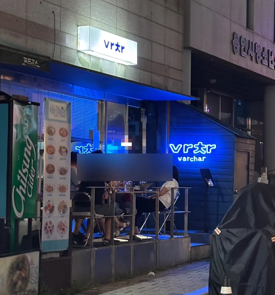 バチャ水枝店の店舗外観と入口