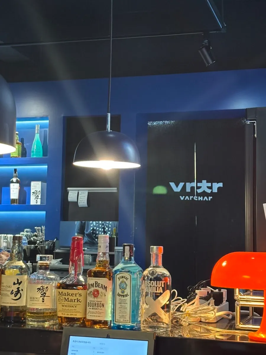 土曜夜、客で賑わうバチャ水枝店のホール
