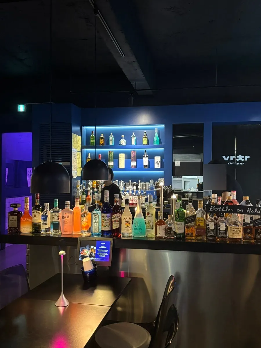 バチャ水枝店の座席と通路の様子